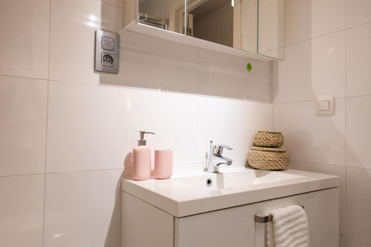 Oneluxstay Antwerp City Centre Exterior photo